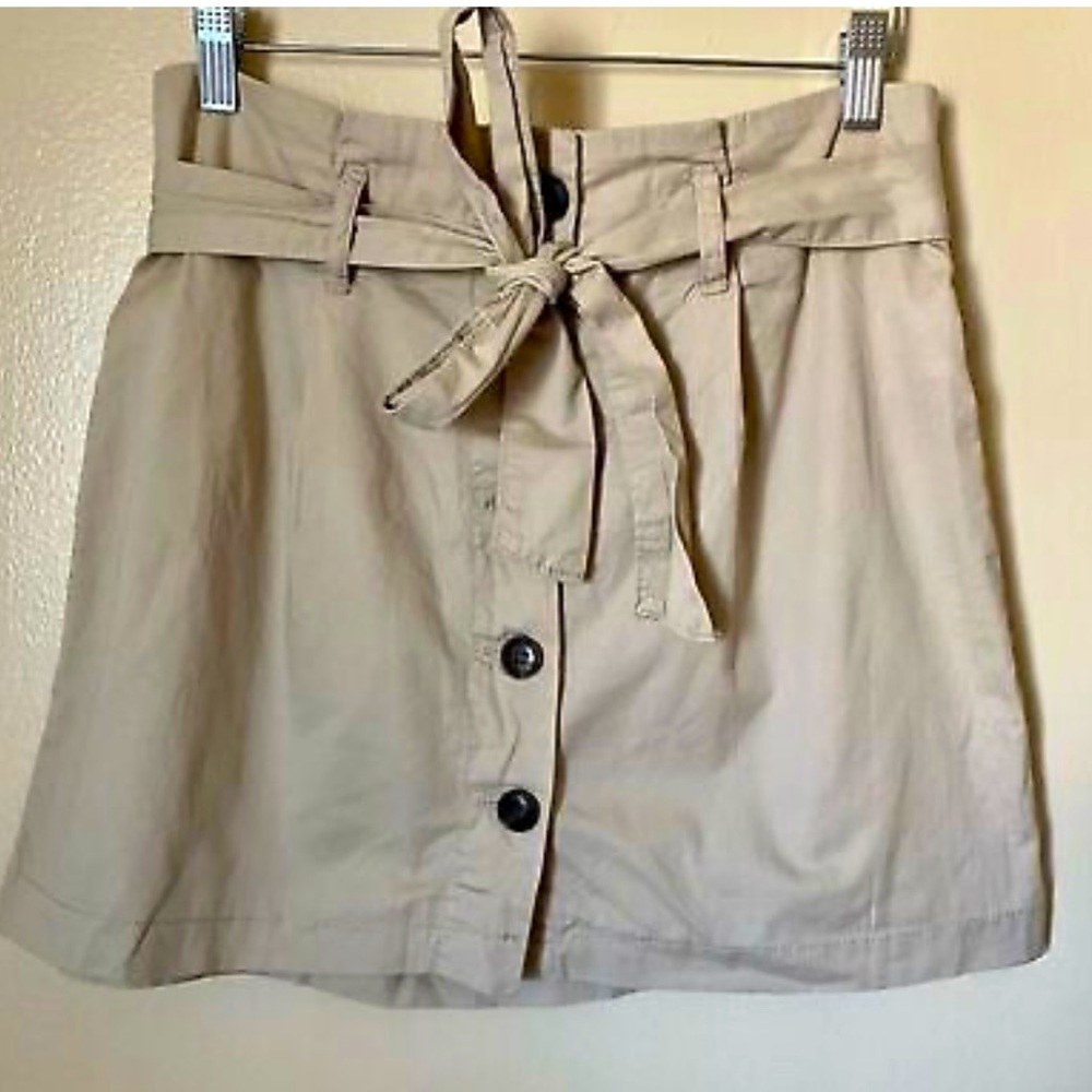 Khaki skirt with a front waist tie